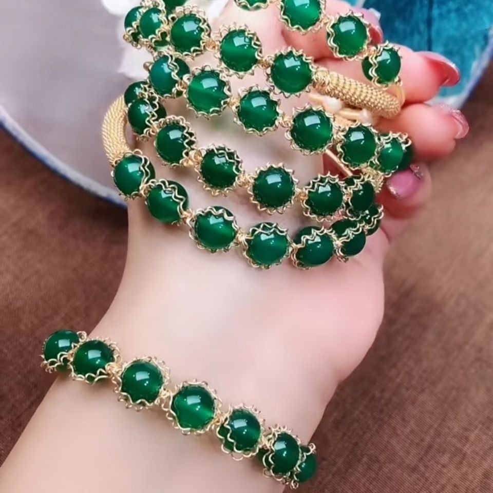 Xizang green agate bracelet is elaborately made by oriental craftsmen