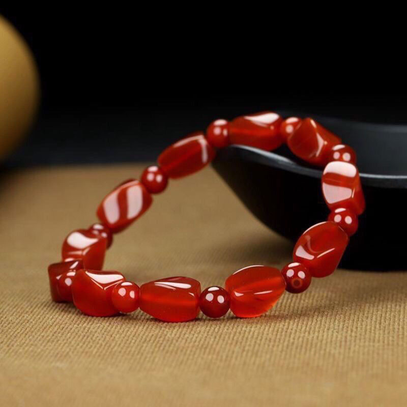 Selected natural red agate bracelet, round and full, with rich and pure color. Wearing it during the New Year, it opens up a series of good times for good luck.