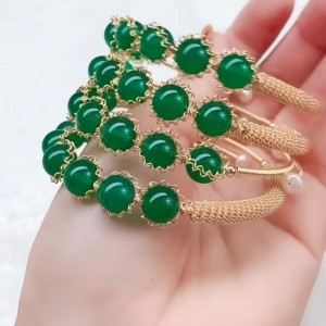 Xizang green agate bracelet is elaborately made by oriental craftsmen