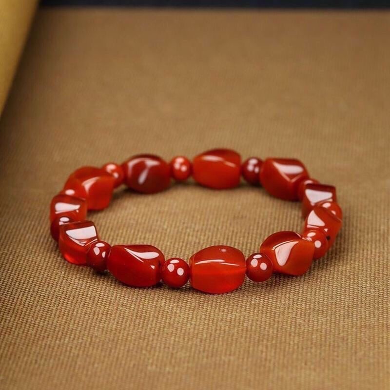 Selected natural red agate bracelet, round and full, with rich and pure color. Wearing it during the New Year, it opens up a series of good times for good luck.