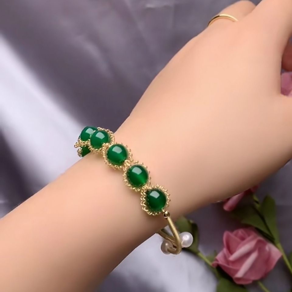 Xizang green agate bracelet is elaborately made by oriental craftsmen