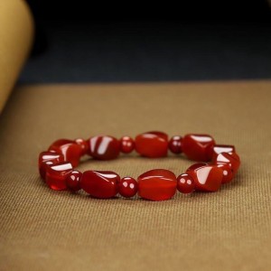 Selected natural red agate bracelet, round and full, with rich and pure color. Wearing it during the New Year, it opens up a series of good times for good luck.