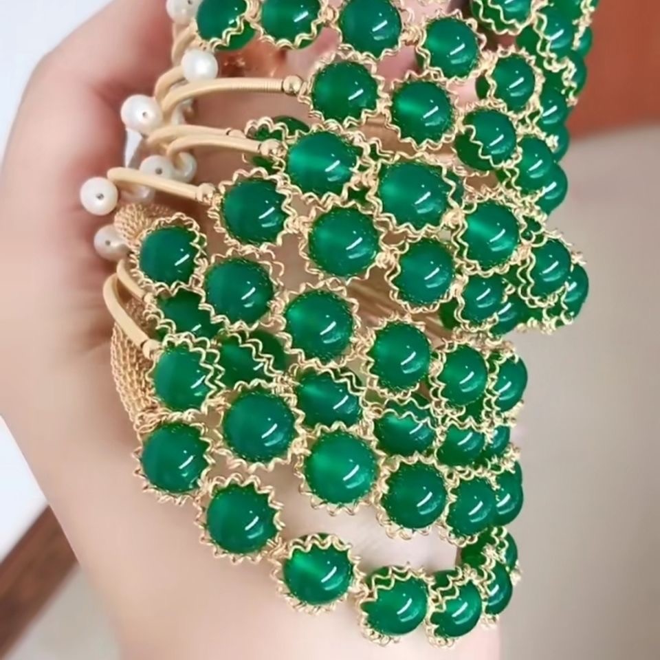 Xizang green agate bracelet is elaborately made by oriental craftsmen