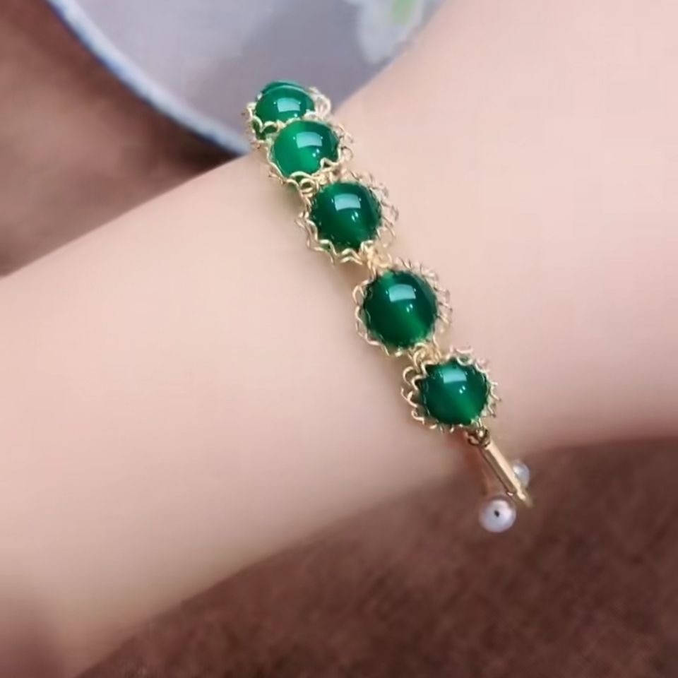Xizang green agate bracelet is elaborately made by oriental craftsmen