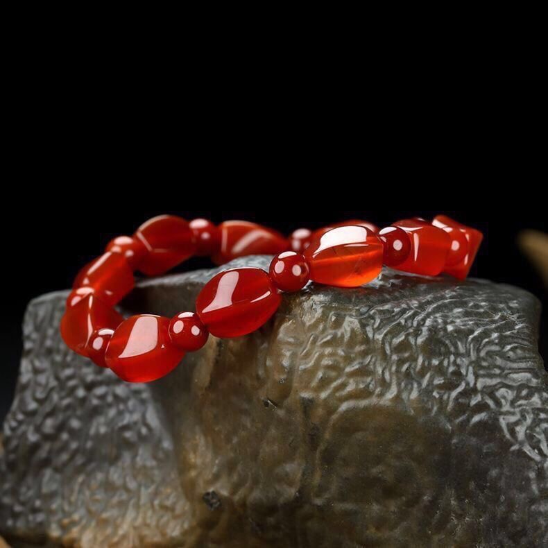 Selected natural red agate bracelet, round and full, with rich and pure color. Wearing it during the New Year, it opens up a series of good times for good luck.