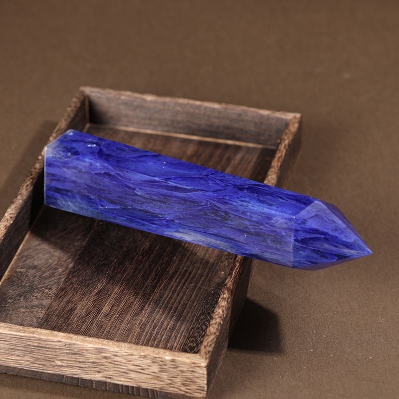 Natural blue crystal pillar attracts wealth, lucky energy stone is given to the base
