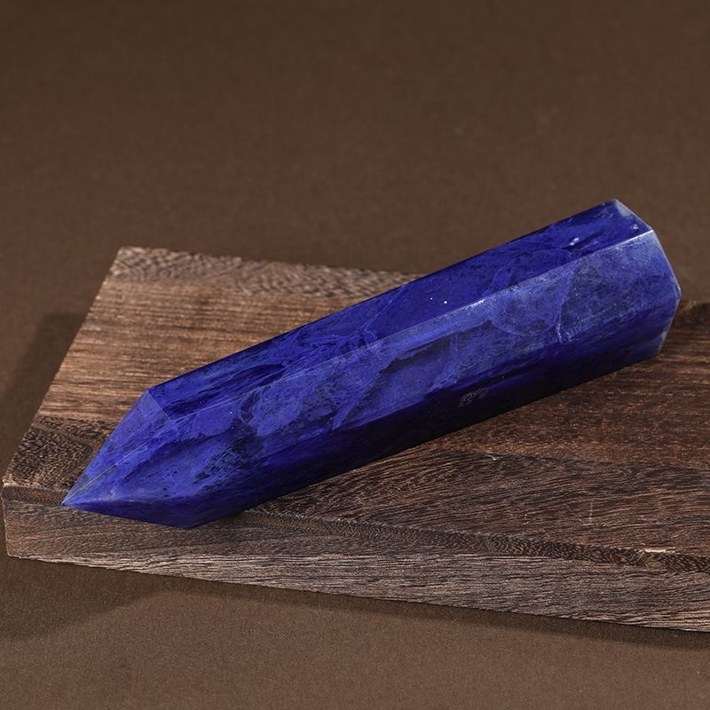 Natural blue crystal pillar attracts wealth, lucky energy stone is given to the base