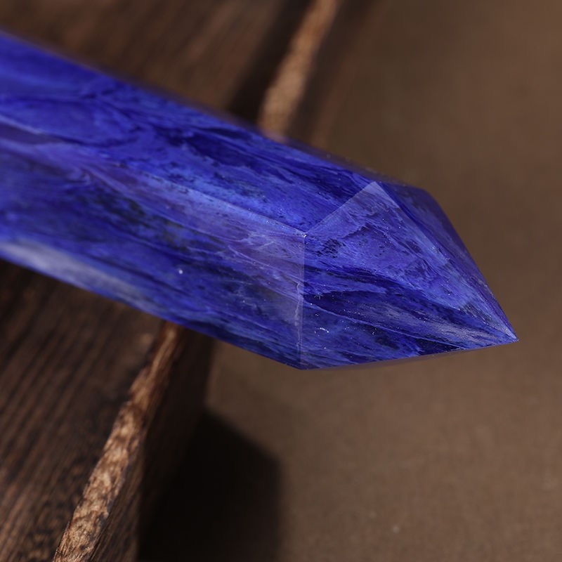Natural blue crystal pillar attracts wealth, lucky energy stone is given to the base