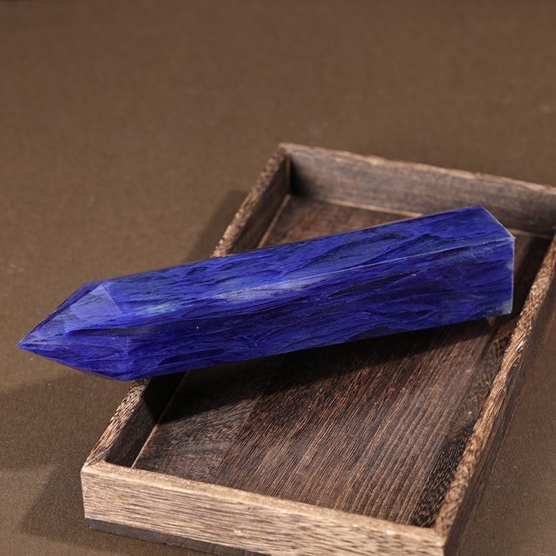 Natural blue crystal pillar attracts wealth, lucky energy stone is given to the base